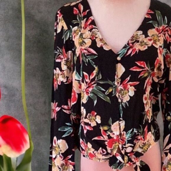 ROXY WOMENS MEDIUM TOP BLOUSE  UTTON TIE FRONT ALL OVER FLORAL BELL SLEEVES - Picture 3 of 7